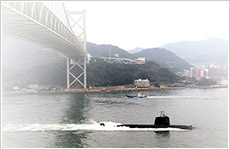 関門橋と潜水艦画像