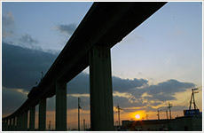 黄昏れる高架橋画像