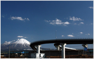 ループ橋と大山画像