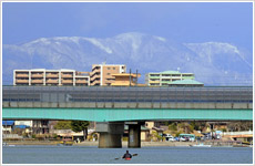 自然と生活に溶け込む高速道路画像