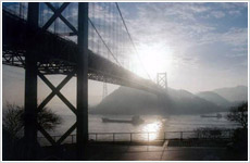 日の出の関門大橋画像