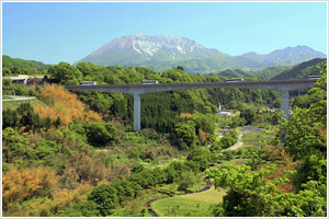 新緑の大山を行く画像