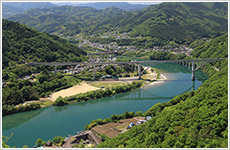吉野川と徳島自動車道の池田へそっ湖大橋画像