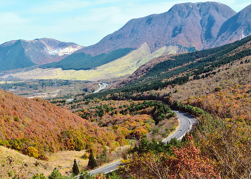 秋の塚原高原に延びる道路画像