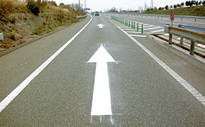 進行方向を明示するための路面標示